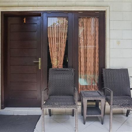 Denays Guesthouse Jimbaran Bagian luar foto