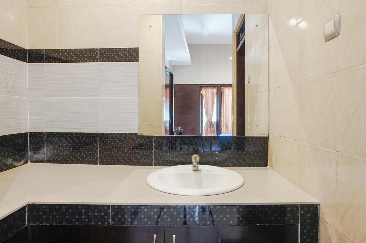 Denays Guesthouse Jimbaran Bagian luar foto