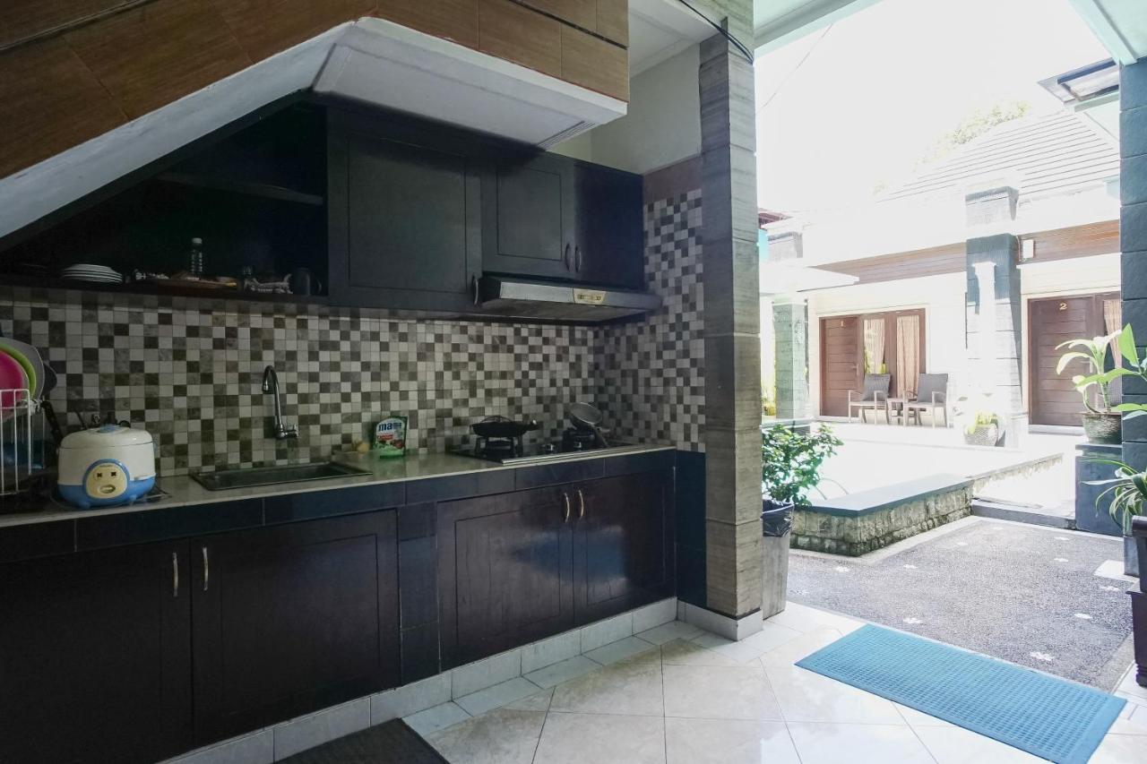 Denays Guesthouse Jimbaran Bagian luar foto